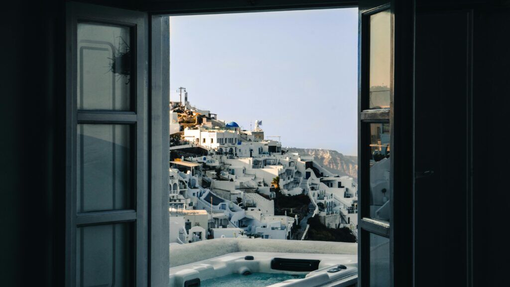 A window opening onto the sea